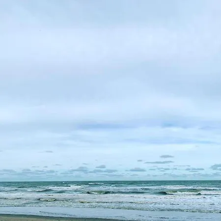 In Near The Beach, Cleaning Included Διαμέρισμα